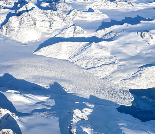 Beschleunigte Schmelzrate macht grönländisches Eisschild zum größten „Damm“ der Welt