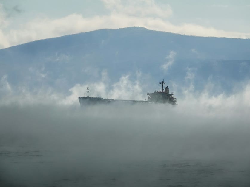 Nebelschleier über der Arktis: Die unerwartete Herausforderung für die Schifffahrt